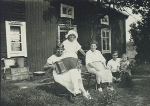 Inez plays the accordian.