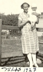 Lars-Gustaf with his mother Inez (Isse).