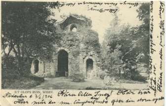  Inez (Isse) receives a post card from her sister Wiktoria (Tora)