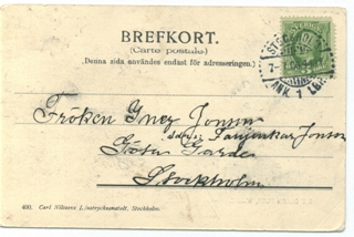 Inez (Isse) receives a post card from her sister Wiktoria (Tora)